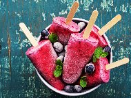 Лесен домашен сладолед от горски плодове със сок от ягоди